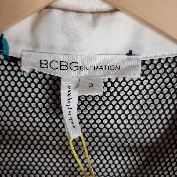 BCBGeneration White Dress Blue Pink Parrot Print Size S NWT - Picture 5 of 16